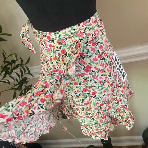 Urban Outfitter Wrap Floral Mini Skirt NWT - Picture 4 of 6